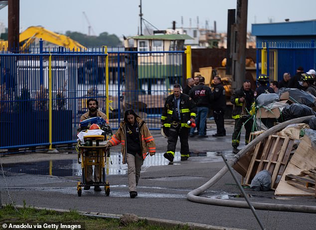 Explosión masiva en astillero de Nueva York mata al menos a una persona y hiere a 37 después de que los trabajadores se incendiaran