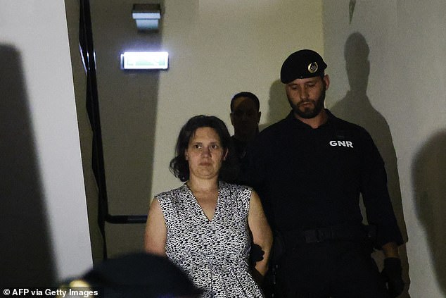 Madre sexóloga, cinco años y padrastro acusados de abandonar a tres niños en el bosque cantan ópera mientras gritan ‘Te amo’ en una audiencia judicial surrealista