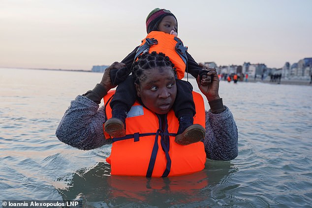 Alrededor de 400 inmigrantes llegaron ayer al Reino Unido en seis pequeñas embarcaciones mientras las bandas de traficantes de personas aprovechaban el clima cálido.