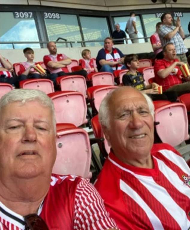 Un aficionado del Southampton que gastó 3.500 libras esterlinas en un vuelo de Australia al Reino Unido se enfureció al descubrir que su equipo había sido expulsado de la final del play-off por espionaje.