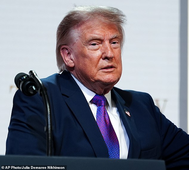 Trump compartió un mapa que declara a Irán los “Estados Unidos de Medio Oriente” mientras se prepara para reunirse hoy con los embajadores para decidir el próximo curso de acción.