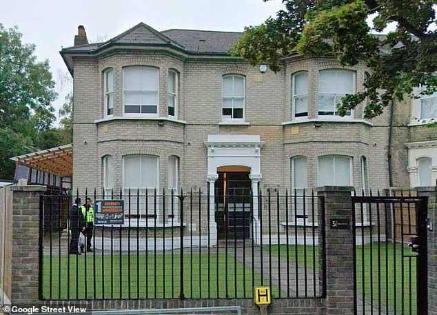 Un hombre de 25 años ha sido acusado de agresión tras atacar a hombres judíos en un festival religioso frente a una sinagoga del norte de Londres.