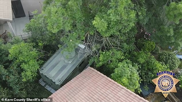 El video muestra a la policía usando un vehículo blindado Bearcat después de atropellar tres veces a un sospechoso armado y matar a tiros al oficial.