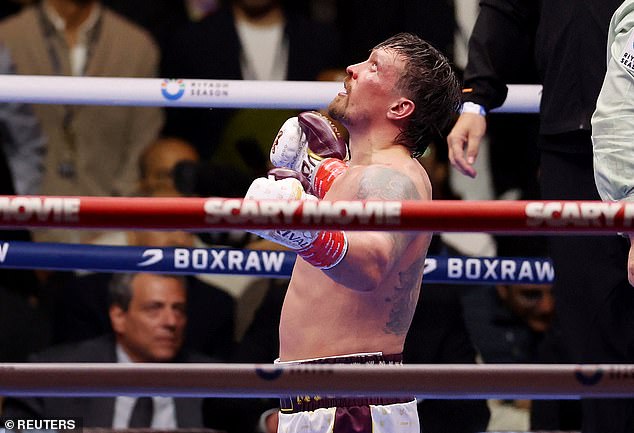 Oleksandr Usyk logra una polémica victoria por nocaut en el undécimo asalto sobre el kickboxer Rico Verhoeven y retiene el cinturón del CMB con el apoyo de Anthony Joshua, mientras el holandés exige una revancha y cuestiona el veredicto del juez.