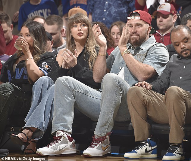Travis Kelce y Taylor Swift salen de Nueva York para animar a los Cavaliers de la ciudad natal de la estrella de la NFL durante una cita en la corte de la NBA antes de su boda de verano.