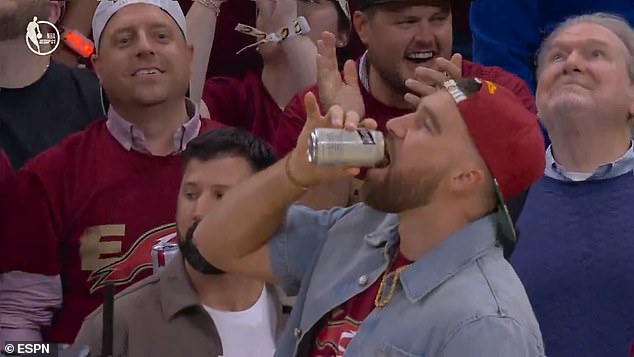 El amigo cercano de Travis Kelce se enoja con un fan por criticar las payasadas de Taylor Swift bebiendo cerveza durante los playoffs de la NBA