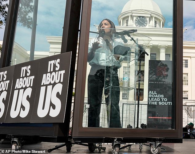 AOC ridiculizada después de pedir a los progresistas que “tiraran hacia el sur” mientras sermoneaban detrás de un cristal a prueba de balas