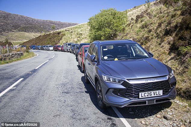 ¡No es el mejor lugar para dejar tu coche! Alrededor de 80 automóviles han recibido avisos de multa por estacionarse ilegalmente en un punto conflictivo cerca de Snowdon.