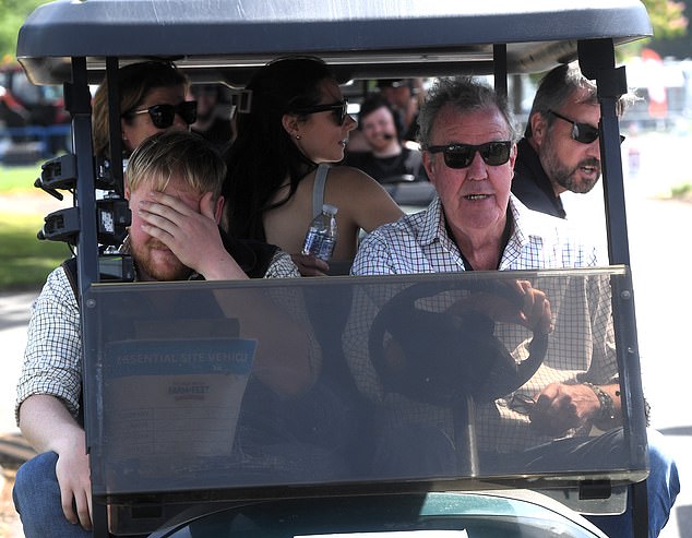 ¡DIDDLEY SQUAT!: Los comerciantes llenaron temprano la fiesta agrícola de Jeremy Clarkson, y se fueron con reclamos de que algunos puestos fueron “bloqueados por un camión”… e incluso Spud Man luchó por obtener ganancias.