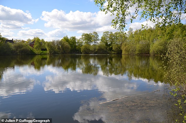 Buscan a un chico de 15 años desaparecido que quedó atrapado en un lago el día más caluroso del año