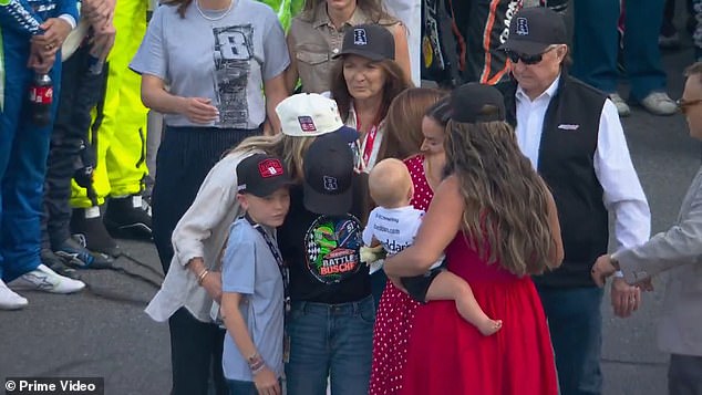 El hijo de la estrella de NASCAR, Kyle Larson, deja a los fanáticos llorando mientras consuela al afligido niño de 11 años, Kyle Busch, durante el homenaje a la leyenda de las carreras luego de su repentina muerte.