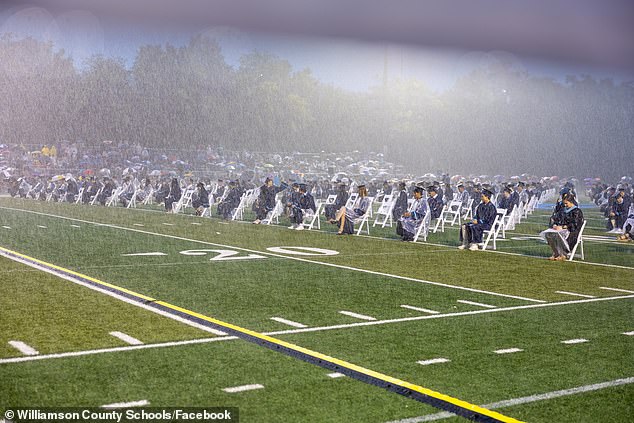 La escuela secundaria sufrió un revés ya que la graduación se llevó a cabo bajo una lluvia torrencial.