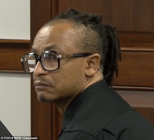 Un padre descubre su destino mientras se prepara para pasar años en prisión por la muerte de su hija de 3 años, que fue brutalmente mutilada por pit bull terriers.