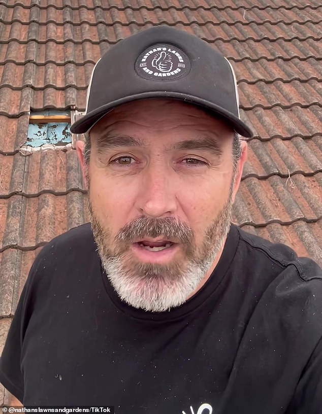 El australiano fuma Tradie después de hacer un agujero en su techo y amenazar de muerte antes de regresar al trabajo desde el pub.