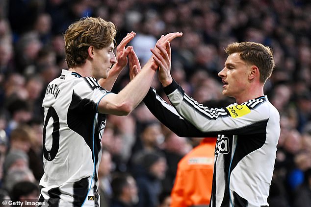 Aston Villa planea fichar a la estrella de Newcastle por £38 millones este verano después de ganar la Europa League, mientras que Unai Emery busca fortalecer su ataque para la temporada de la Liga de Campeones del próximo año.