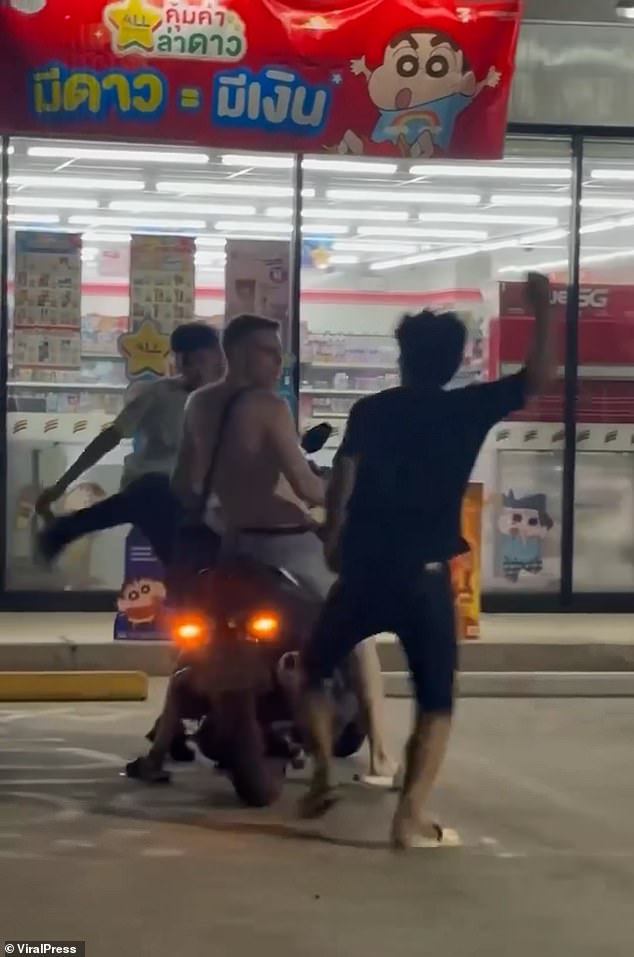 Un turista británico fue atacado por lugareños tras ser acusado de intentar robar bebidas en un supermercado tailandés