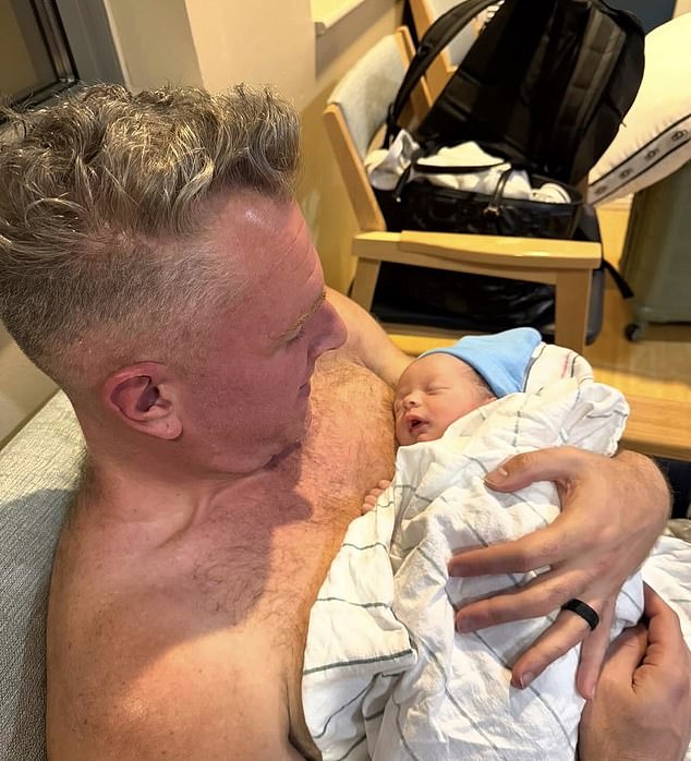 Pat McAfee revela que el recién nacido fue llevado a cuidados intensivos después de nacer por cesárea