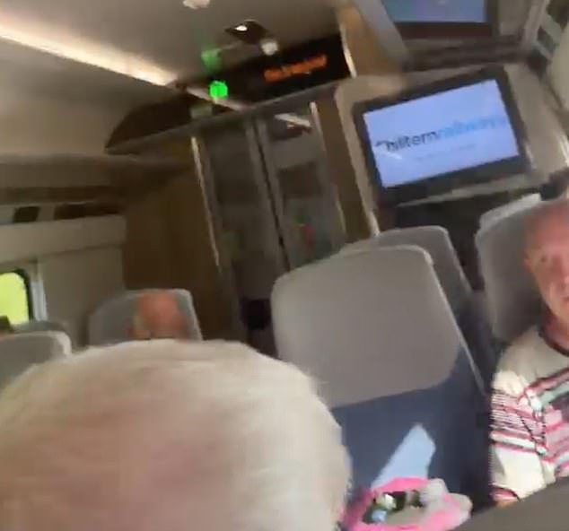 “Hace demasiado calor para ir”: los pasajeros patean el tren bajo un calor abrasador en un día récord de mayo “después de que el aire acondicionado dejó de funcionar en los vagones”