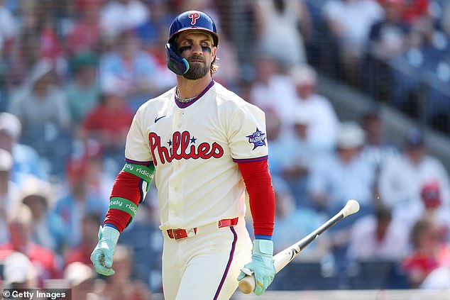 Los fanáticos de la MLB están horrorizados por la extraña forma en que Bryce Harper usa su pasta de dientes