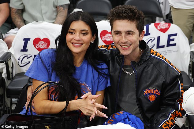 Timothee Chalamet y Kylie Jenner disfrutan de su cita en la cancha mientras el actor lidera a los fanáticos de los Knicks de primer nivel que esperan que Nueva York alcance su primera final de la NBA en 27 años.