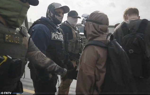 Caos afuera de un centro de detención de ICE, donde cientos de inmigrantes están en huelga de hambre, los manifestantes irrumpen en las instalaciones y rocían pimienta a un senador.