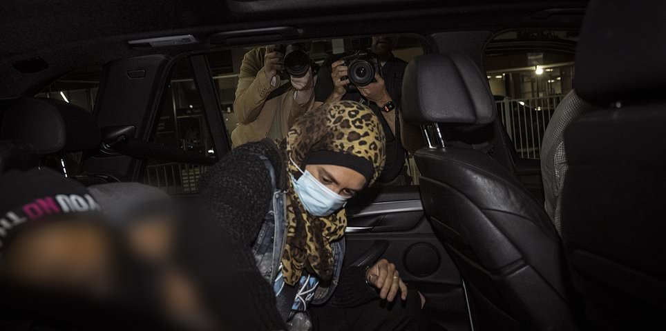 Las novias de ISIS salen del aeropuerto de Melbourne con sus hijos mientras un grupo de Sydney pasa por la terminal y estalla el enfrentamiento