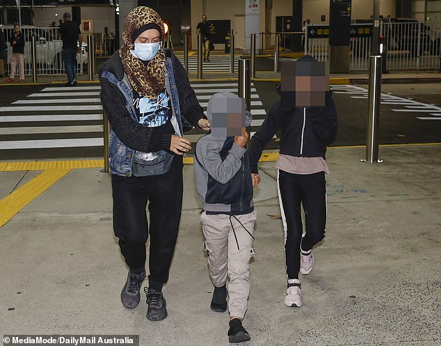 El último grupo de novias de ISIS y sus hijos han regresado a Australia, mientras las mujeres salen libremente de los aeropuertos y un fotógrafo revela una confrontación caótica con uno de sus acompañantes.