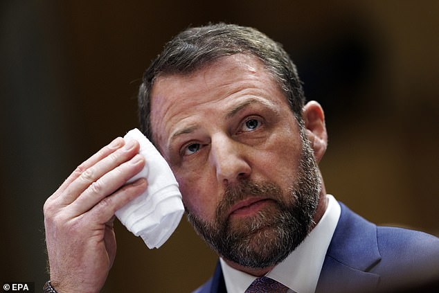 La nueva política de Trump obliga a miles de personas a esperar en el extranjero en una situación de “pesadilla” para la tarjeta verde