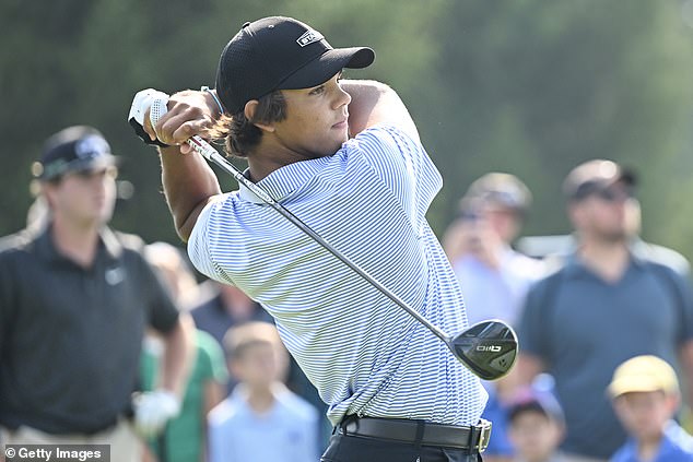 Charlie Woods tiene dificultades como campeón defensor en un evento de golf después de que su padre Tiger regrese a rehabilitación en Europa.