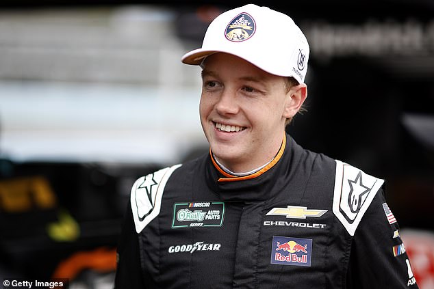 La estrella de NASCAR ofrece su apoyo de por vida al hijo de Kyle Busch en un dulce mensaje después de la emotiva actuación del niño de 11 años en homenaje a su difunto padre.