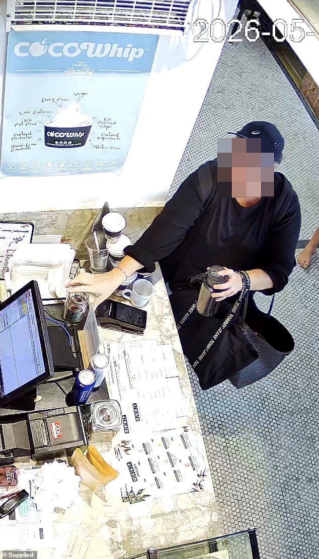 Propietarios de negocios australianos alarmados después de que un ladrón de tarros de propinas en serie fue captado por CCTV haciendo rondas