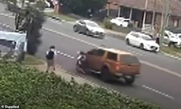 Impactante momento en que un niño de 12 años cae al suelo en agonía después de supuestamente ser atropellado por un Nissan Navara