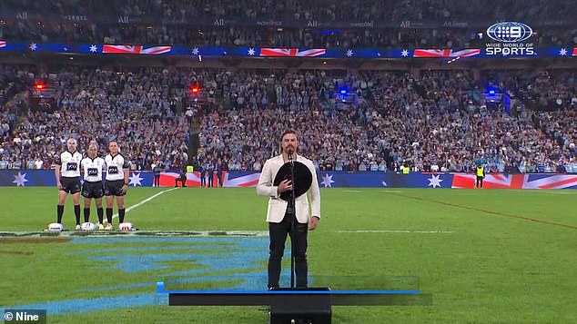 El cantante del himno nacional de State of Origin, Robbie Mortimer, es tendencia ya que muchos fanáticos elogian su actuación en las redes sociales.
