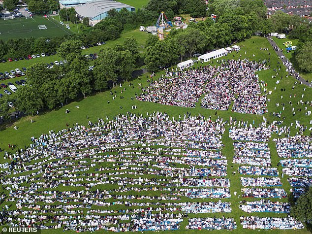 Los musulmanes se reúnen para asistir a oraciones en parques de todo el Reino Unido para celebrar Eid Al Adha