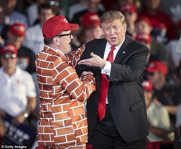 Se convirtió en una estrella MAGA en los mítines de Trump vestido como un muro fronterizo… Descubra qué pasó con el ‘tipo del traje de ladrillo’ en el boletín gratuito DC Insider