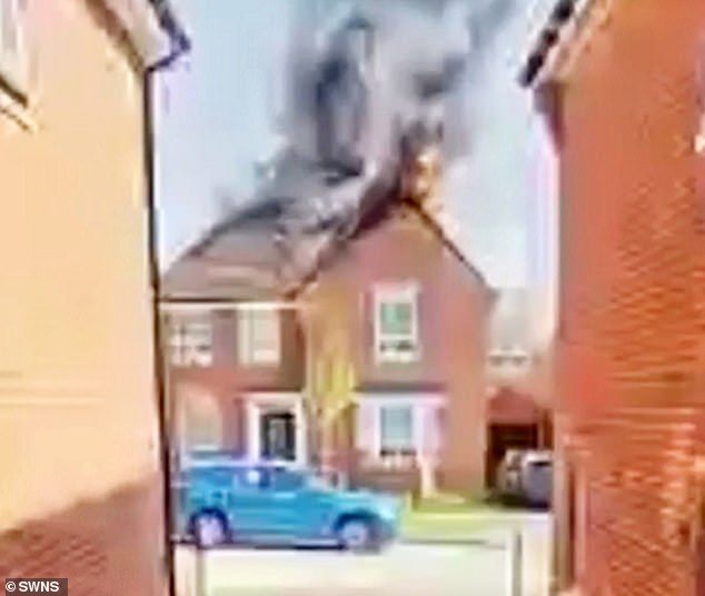 Una casa de nueva construcción valorada en £600.000 se incendia tras la explosión de paneles solares