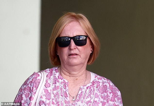Nuevos y desgarradores detalles de la larga, lenta y dolorosa muerte de su hijo años antes de que su madre supuestamente lo matara con un batido envenenado; ahora es acusada de matar a su hija: “jadeando por aire”