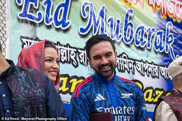 Se vio a hombres musulmanes con hijab hablando en AOC e ignorándola mientras ella hablaba en una celebración del Eid en Nueva York.