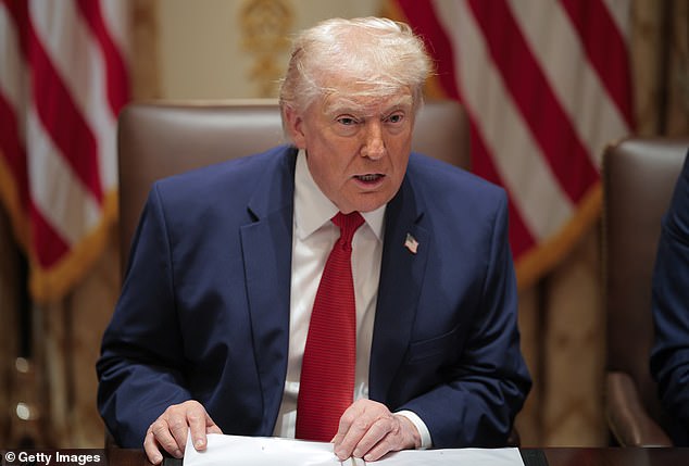 Trump entra corriendo a la sala de situación mientras Irán enfrenta un ajuste de cuentas nuclear