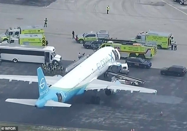 Cuatro pasajeros abordan el avión que se utiliza a menudo para la deportación de ICE