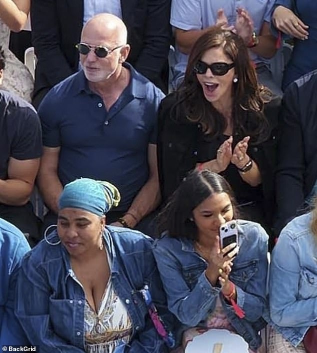 Lauren Sánchez Bezos se aferró a su esposo Jeff en la graduación de su hija con una sonrisa característica… mientras el cohete Blue Origin explotaba en una bola de fuego gigante.