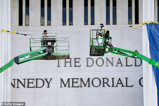 Obama asestó un duro golpe al juez Trump al ordenar que quitaran el nombre del Kennedy Center