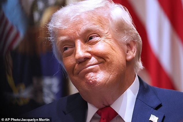 La Casa Blanca de Trump ha pedido a las tropas del Pentágono que llenen los asientos en una pelea de UFC… pero hay una trampa humillante
