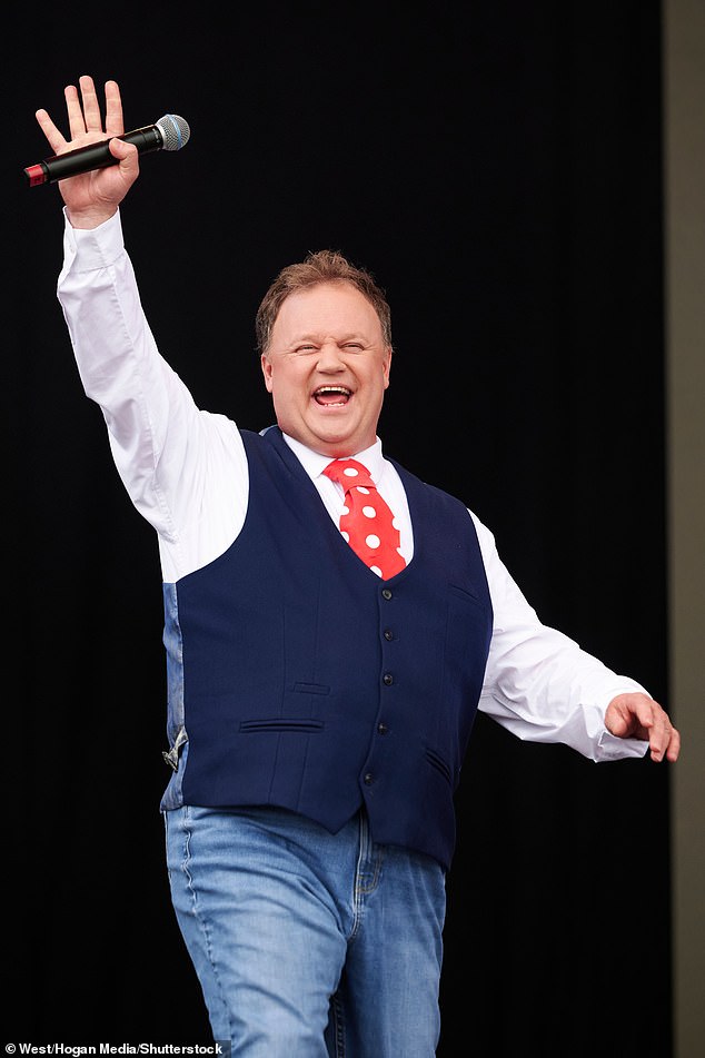 El ícono de la televisión infantil, Mr Tumble, de 55 años, está “locamente enamorado” de su coprotagonista junior, de 21 años, mientras la estrella de CBeebies disfruta de la vida tranquila en su granja de £2,5 millones.