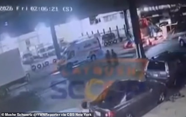 La policía cierra misteriosamente después de que un gran grupo de hombres emerge de una alcantarilla a una concurrida calle de Brooklyn