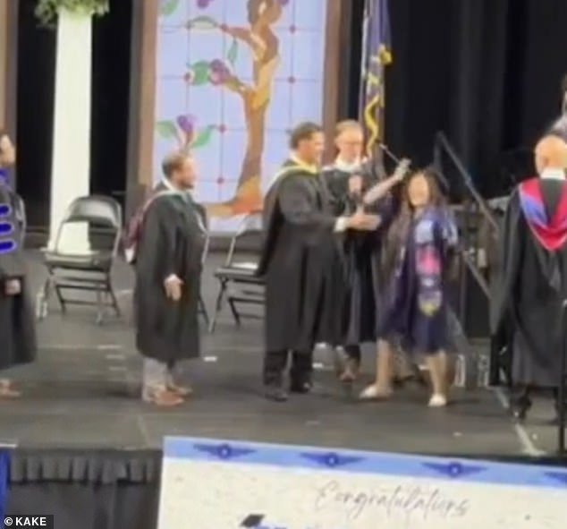Una graduación de secundaria se convierte en un caos: los profesores chocan con los estudiantes que celebran y los obligan a darse incómodos apretones de manos.