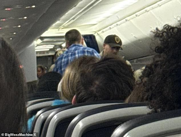 Avión de United Airlines se vio obligado a realizar un aterrizaje de emergencia después de que “un pasajero intentara asaltar la cabina en Rusia”