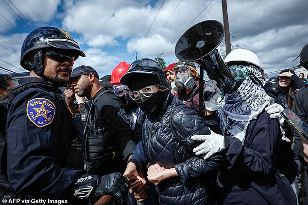 ‘Grupos terroristas’ advierten que evacuen las protestas en las instalaciones de ICE de Nueva Jersey, mientras el gobernador envía a la policía estatal mientras los forasteros provocan violencia y caos
