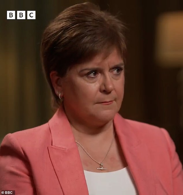 ‘Me están castigando por un crimen que no cometí’: Nicola Sturgeon rompe a llorar cuando su exmarido se niega a disculparse por la malversación de £400.000