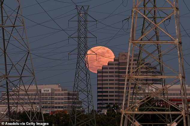 ¿Has visto una luna azul? Un extraño fenómeno volverá a iluminar nuestro cielo nocturno esta noche: cómo verlo